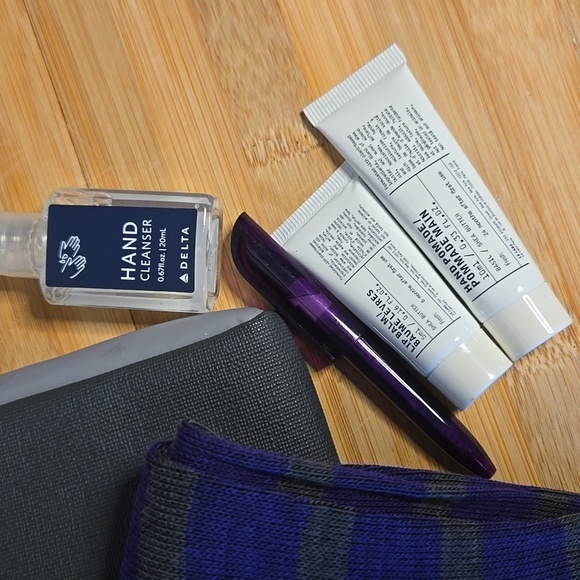 Tumi for Delta Airlines Gray Zippered Travel Pouch - Picture 3 of 11